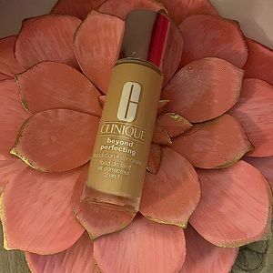 NWT Clinique Beyond Perfecting Foundation & Concealer 💕